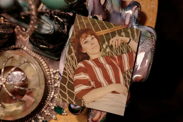 Η Μπέτι Γκόρντον χόρεψε γυμνή στο Γούντστοκ, έβγαινε με τον Serpico και στα 94 της συνεχίζει