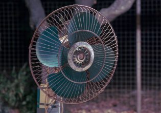 Καύσωνας: Αυτό είναι το πιο δύσκολο επάγγελμα του καλοκαιριού – «Δουλεύουμε στους 65 βαθμούς Κελσίου»