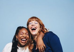 Έρευνα δείχνει ότι η τεχνητή νοημοσύνη έχει περισσότερο χιούμορ από τους ανθρώπους