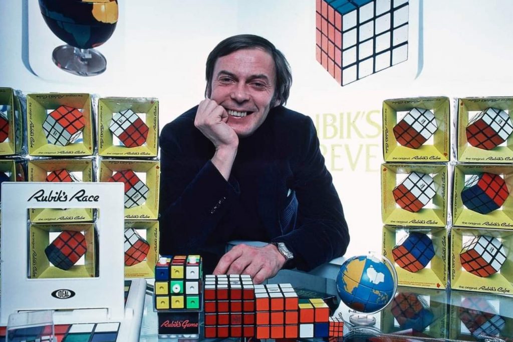 Ο κύβος του Ρούμπικ γίνεται 50 χρονών – Ο εφευρέτης του αποκαλύπτει πόσο χρόνο χρειάζεται για να τον λύσει