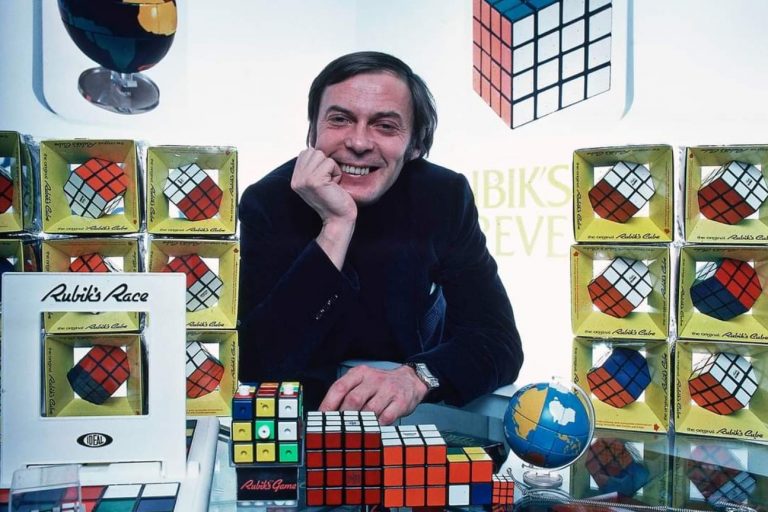 Ο κύβος του Ρούμπικ γίνεται 50 χρονών – Ο εφευρέτης του αποκαλύπτει πόσο χρόνο χρειάζεται για να τον λύσει