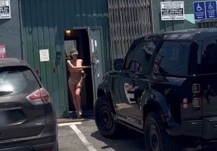 Μπιάνκα Σενσόρι: Μετά το διάφανο κολάν σχεδόν…. γυμνή