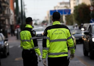 Φωτιά σε όχημα στην Πέτρου Ράλλη – Έκλεισαν δρόμοι