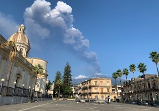 Ιταλία: Βρυχάται ξανά η Αίτνα – Κλειστό το αεροδρόμιο της Κατάνιας