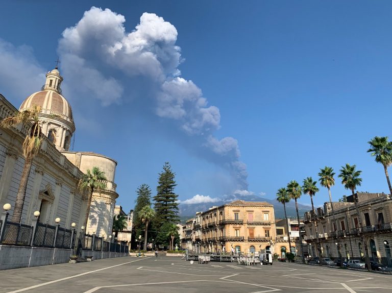 Ιταλία: Βρυχάται ξανά η Αίτνα – Κλειστό το αεροδρόμιο της Κατάνιας