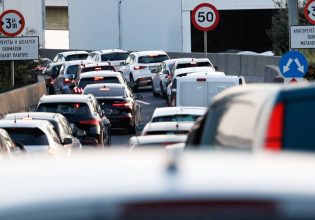 Αττική Οδός: Φωτιά σε όχημα στο ρεύμα προς αεροδρόμιο