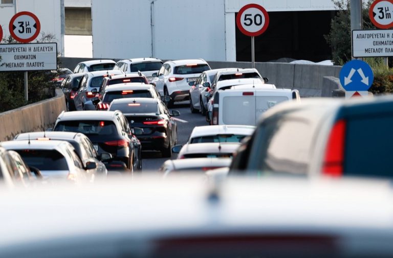 Αττική Οδός: Φωτιά σε όχημα στο ρεύμα προς αεροδρόμιο