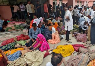 Ινδία: Τουλάχιστον 100 άτομα φέρεται να ποδοπατήθηκαν σε θρησκευτική συνάθροιση Ινδουιστών