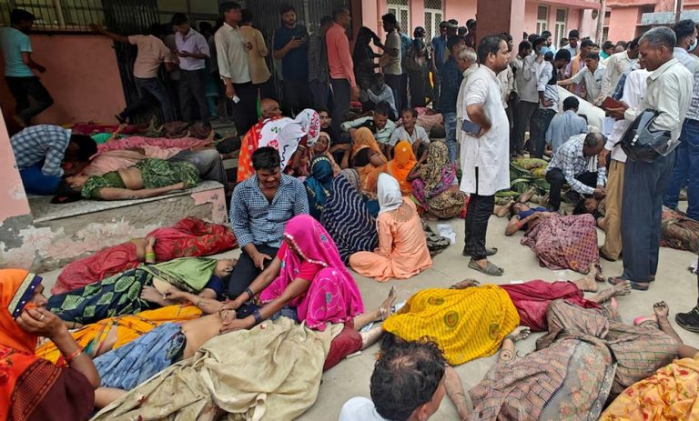 Ινδία: Τουλάχιστον 100 άτομα φέρεται να ποδοπατήθηκαν σε θρησκευτική συνάθροιση Ινδουιστών