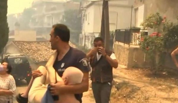 Φωτιά στην Πάτρα: Αστυνομικός απεγκλώβισε ηλικιωμένο – «Με κρατούσε σφιχτά… φώναζε και δεν τον άκουγε κανείς»