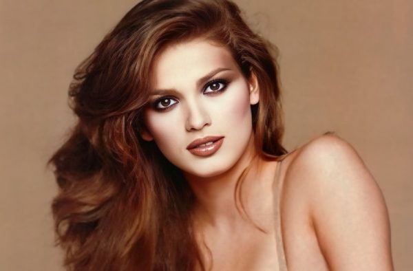 Gia Carangi: Η ταραχώδης ζωή και το τραγικό τέλος του εμβληματικού top model των 80’s