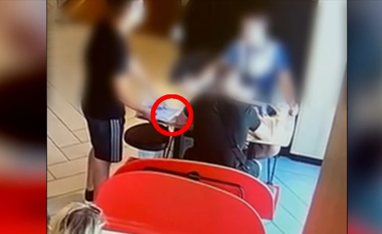 Βίντεο ντοκουμέντο in: Πώς ο 16χρονος έκλεβε κινητά απασχολώντας ανυποψίαστους πελάτες