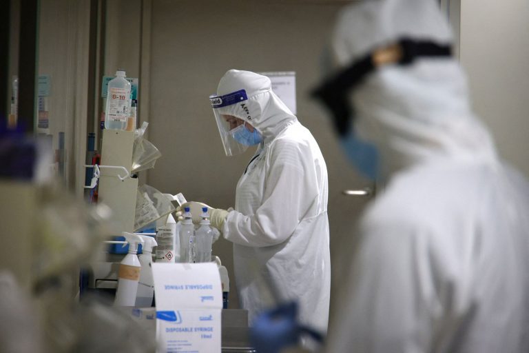 Προειδοποιούν τους τουρίστες για αυξημένα κρούσματα κορονοϊού στην Ελλάδα τα βρετανικά ΜΜΕ