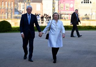 ΗΠΑ: Οι Κλίντον «ψηφίζουν» Κάμαλα Χάρις