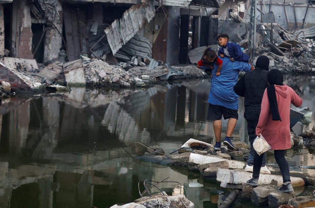 Γάζα: Άμαχοι αναζητούν καταφύγιο μετά τη νέα εντολή απομάκρυνσης από περιοχές της Ράφα και της Χαν Γιουνίς