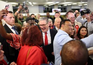 Βρετανικές εκλογές: Θρίαμβος για τον Κιρ Στάρμερ και τους Εργατικούς – Ξανά στην εξουσία μετά από 14 χρόνια