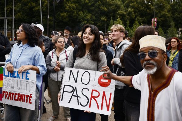 Γαλλία: Αποτροπή της ακροδεξιάς απειλής, ανατροπή από Αριστερά, νέο χαστούκι για Μακρόν, ανοιχτό το ερώτημα της κυβέρνησης