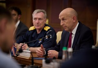 Βρετανία: Οι υπουργοί Άμυνας και Εξωτερικών δείχνουν πως η Ουκρανία είναι προτεραιότητα