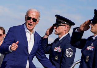 Μπάιντεν σε Δημοκρατικούς: «Παραμένω στην κούρσα για την προεδρία των ΗΠΑ»