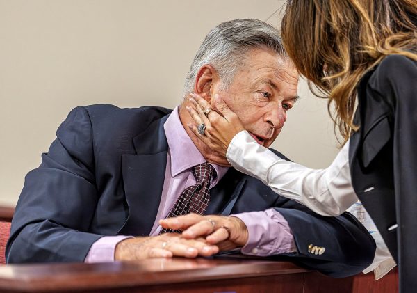 Άλεκ Μπάλντουιν: Ξεκίνησε η δίκη για τον θανάσιμο πυροβολισμό της Χαλίνα Χάτσινς σε γυρίσματα ταινίας