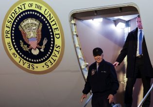 Τζο Μπάιντεν: Κατέβηκε με δυσκολία από το Air Force One