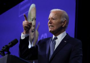 Τζο Μπάιντεν: «Παραμένει απολύτως μέσα στην κούρσα για τον Λευκό Οίκο», λέει η επικεφαλής της εκστρατείας του