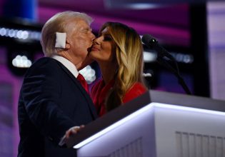 Ντόναλντ Τραμπ: Η Μελάνια επέστρεψε στο πλευρό του και έδειξε ξανά ότι κάνει πάντα αυτό που θέλει η ίδια