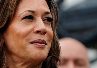 Κάμαλα ή Καμάλα Χάρις; Πώς είναι σωστή η προφορά του ονόματος της αντιπάλου του Τραμπ