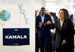 Ουίλιαμ Ανθόλις: «Οι εκλογές στις ΗΠΑ κάθε άλλο παρά έχουν κριθεί»