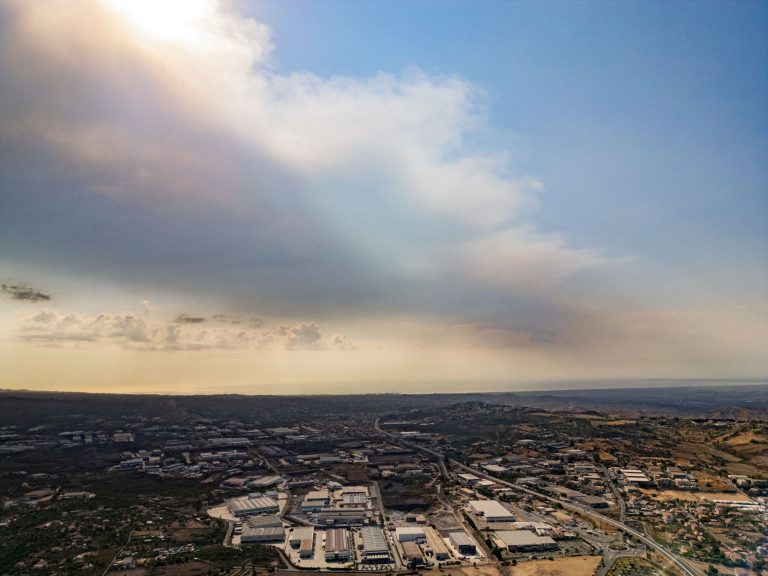 Αίτνα: Μείγμα ηφαιστειακής τέφρας και θειικών αερίων από το ηφαίστειο έφθασε σε Αττική και Πελοπόννησο