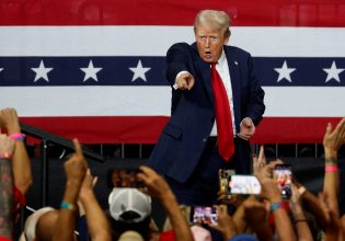 Ντόναλντ Τραμπ: Οργισμένος με το FBI που ερευνά αν χτυπήθηκε από σφαίρα ή από θραύσμα