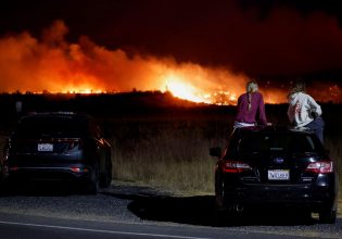 ΗΠΑ: Η δασική πυρκαγιά στην Καλιφόρνια διώχνει χιλιάδες κατοίκους από τις εστίες τους