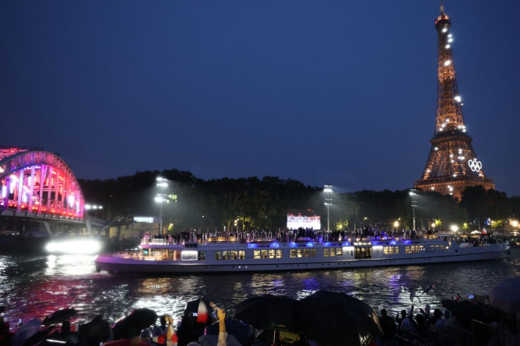 Ολυμπιακοί Αγώνες 2024: Άναψε η Φλόγα – Όλα όσα έγιναν στην εντυπωσιακή τελετή έναρξης