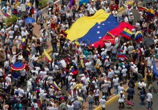 Βενεζουέλα: Βίαιες διαδηλώσεις – Γιατί οι Βρυξέλλες δεν αναγνωρίζουν ακόμα την εκλογή Μαδούρο