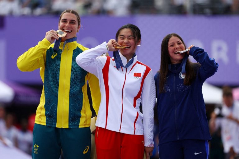 Έτσι ποζάρουν οι νικητές: Υπάρχει λόγος που οι αθλητές φωτογραφίζονται δαγκώνοντας τα μετάλλιά τους;