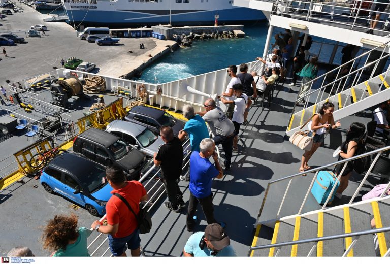 Ακτοπλοϊκά εισιτήρια: Σχέδια για μείωση του ΦΠΑ στα ΙΧ