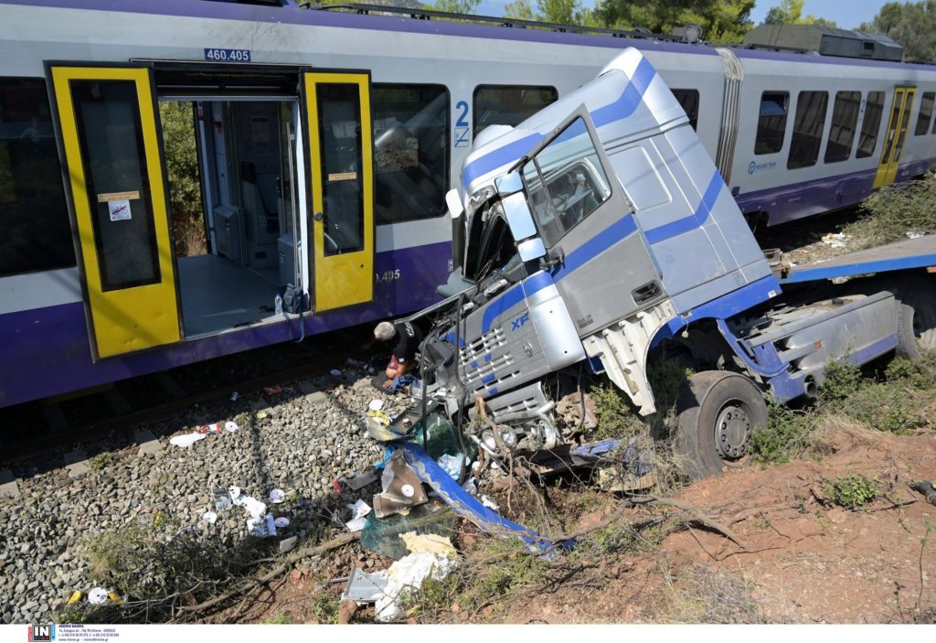 Αυλίδα – Σύγκρουση τρένου με φορτηγό: Τρεις ελαφρά τραυματίες, δύο παιδιά ανάμεσά τους