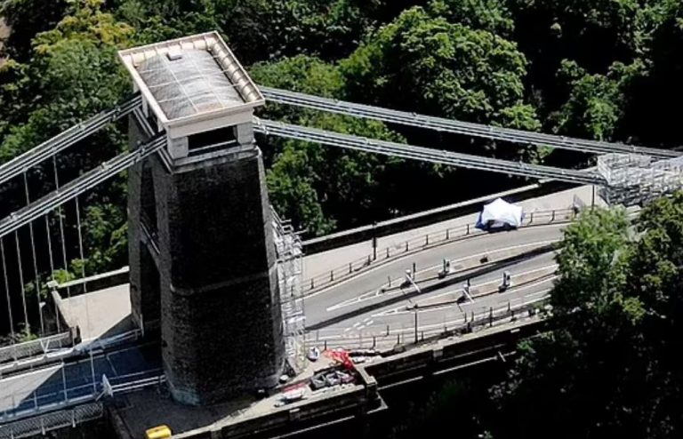 Σε δύο άνδρες ανήκουν τα λείψανα που βρέθηκαν σε βαλίτσες στο Μπρίστολ – Ανθρωποκυνηγητό από την αστυνομία