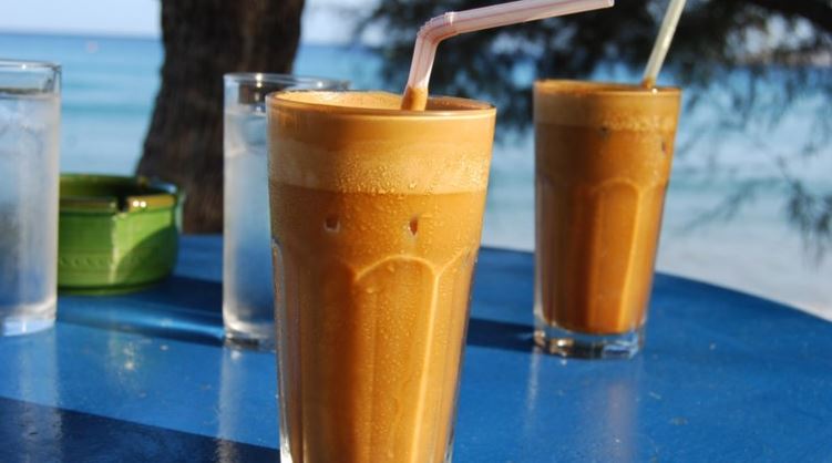 Συνεχίζεται η μάχη του ΦΠΑ – ΣΥΡΙΖΑ: Ο Ρωμανός να φτιάξει ένα κρύο καφέ και να ακούσει τι έλεγε ο Μητσοστάκης