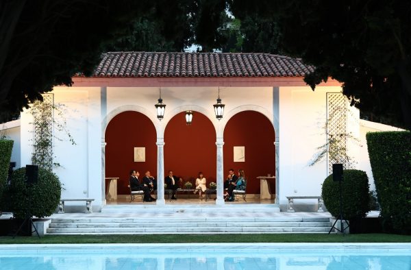 «Τοξικές επιθέσεις του ΣΥΡΙΖΑ», καταγγέλλει η Συρεγγέλα μετά την επίθεση Ακρίτα σε δημοσιογράφο για ενδυματολογικές επιλογές