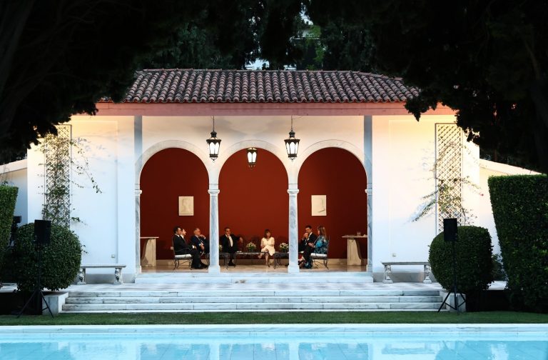 «Τοξικές επιθέσεις του ΣΥΡΙΖΑ», καταγγέλλει η Συρεγγέλα μετά την επίθεση Ακρίτα σε δημοσιογράφο για ενδυματολογικές επιλογές