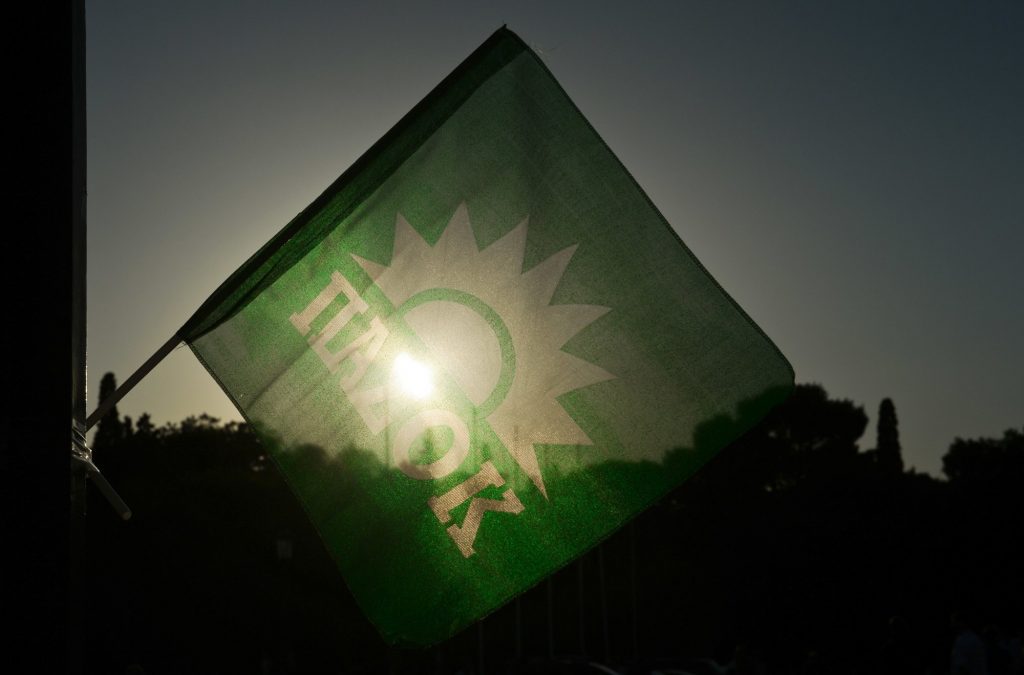 Διασταυρούμενα πυρά των υποψήφιων προέδρων του ΠΑΣΟΚ – Οι πρωταγωνιστές και οι απέχοντες