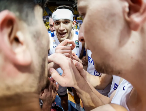 Ο αιμόφυρτος Ζούγρης: Δέχθηκε αγκωνιά στον προημιτελικό με την Λιθουανία (vid)