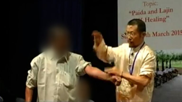 Θεράπευσε με… χαστούκια – Καταδικάστηκε για δύο θανάτους