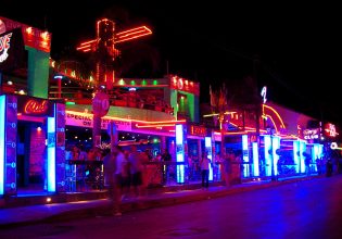 Άγριος ξυλοδαρμός Πακιστανού από παρέα νεαρών Βρετανών στη Ζάκυνθο για ένα τσιγάρο