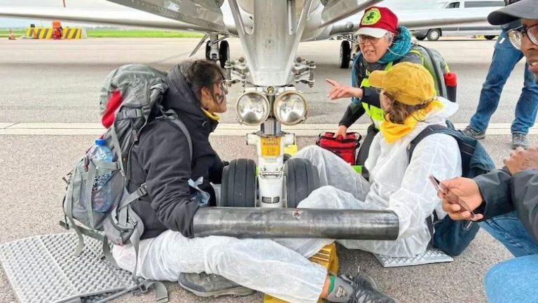 Ακτιβιστές πραγματοποίησαν κινητοποιήσεις σε ευρωπαϊκά αεροδρόμια – Καθυστερήσεις και ακυρώσεις πτήσεων