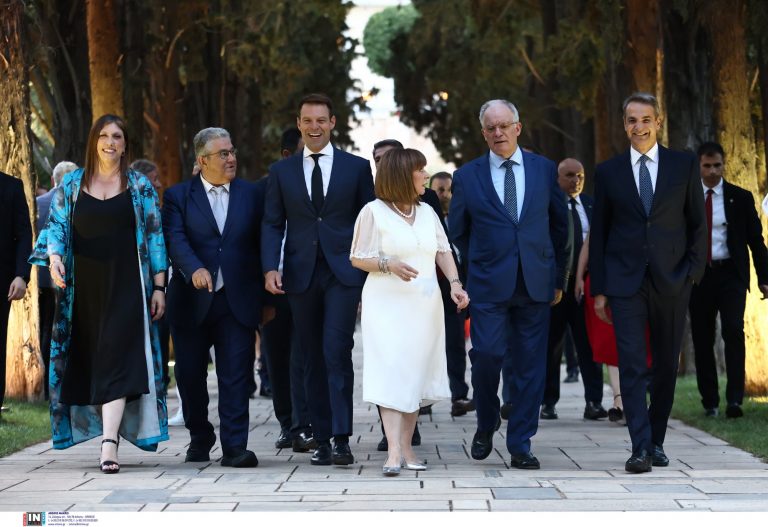 Η δεξίωση στο Προεδρικό Μέγαρο για τα 50 χρόνια από την αποκατάσταση της Δημοκρατίας – Δείτε εικόνες