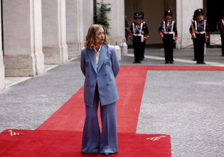 Δημοσιογράφος θα αποζημιώσει με 5.000 ευρώ την Μελόνι επειδή την είπε «κοντή»