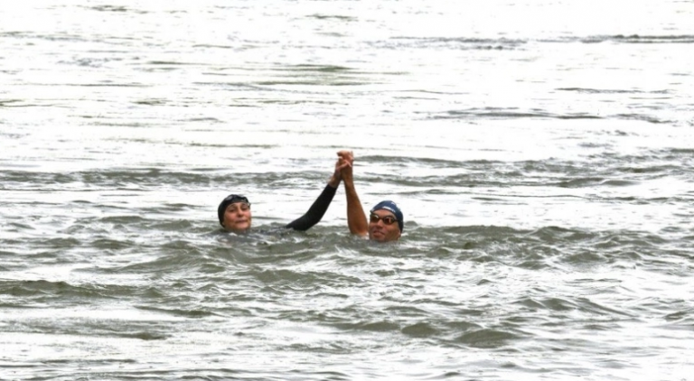 Ολυμπιακοί Αγώνες: Η υπουργός αθλητισμού της Γαλλίας κολύμπησε στον Σηκουάνα για να δείξει πως είναι καθαρός