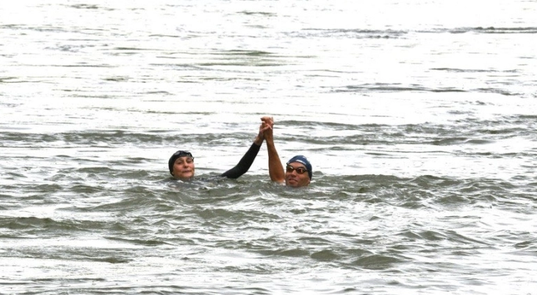 Ολυμπιακοί Αγώνες: Η υπουργός αθλητισμού της Γαλλίας κολύμπησε στον Σηκουάνα για να δείξει πως είναι καθαρός